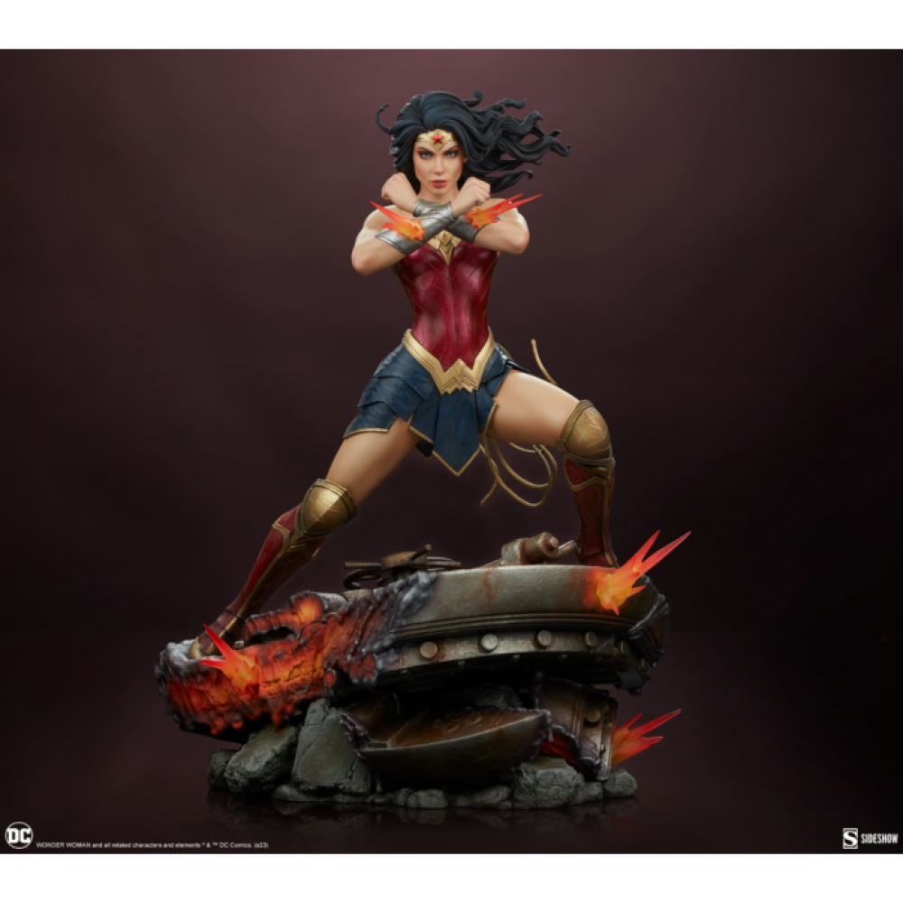 DC Comics - Wonder Woman Saving the Day Premium Format Statue